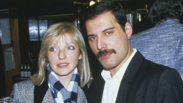 Freddie Mercury y Mary Austin en 1985.