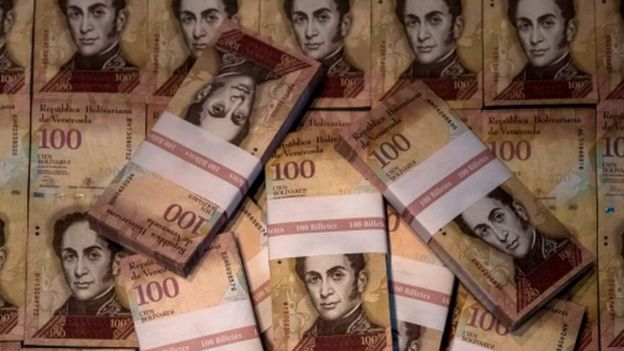 100-bolivar banknotes