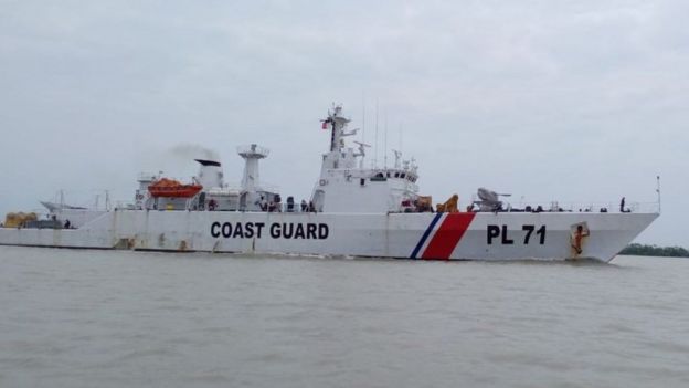 ঝড়ের কারণে মঙলায় আশ্রয় নেওয়া নৌবাহিনী এবং কোস্ট গার্ডের জাহাজগুলো শুক্রবার সকাল থেকে সাগরে ফিরে যাচ্ছে