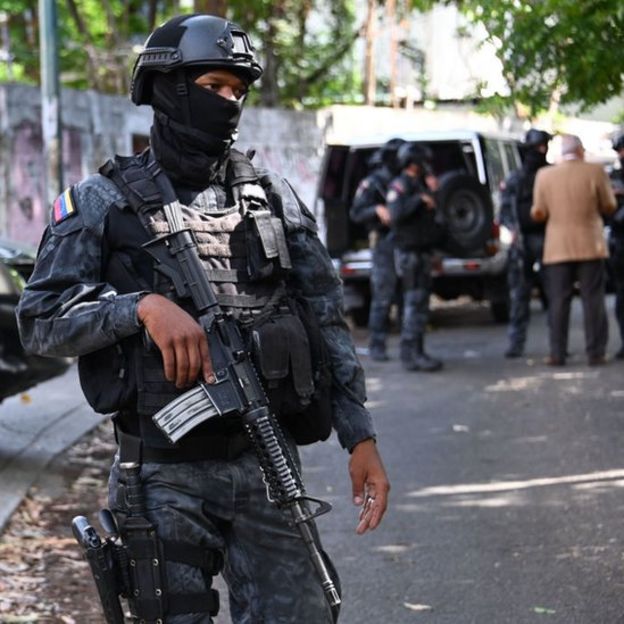 La calle donde queda la residencia de Simonovis en Caracas fue tomada este jueves por el Sebin.