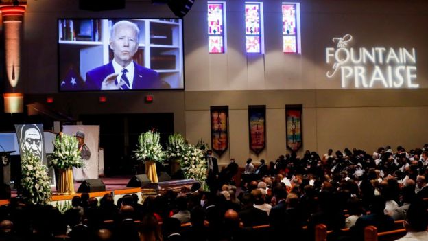 نائب الرئيس السابق جو بايدن يعطي رسالة مسجلة بالفيديو خلال الجنازة الخاصة لجورج فلويد في كنيسة "فونتين أوف برايز" في 9 يونيو/حزيران 2020 في هيوستن، تكساس