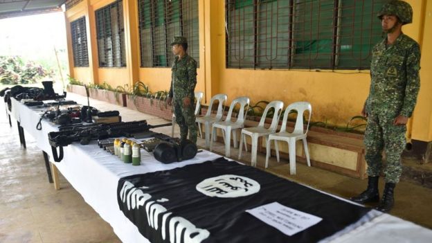 Filipinler ordusu ele geçirilen silahları ve diğer örgüt malzemelerini sergiledi
