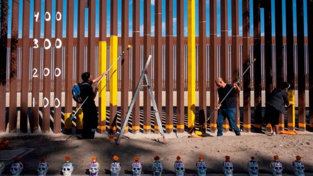 En Tijuana un grupo pinta el gráfico de las estadísticas de migrantes muertos en la frontera con Estados Unidos