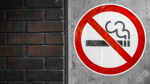 Placa com sinal de proibição para fumar