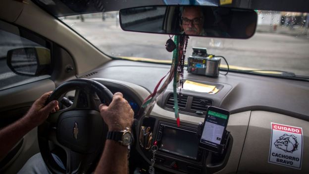 Un conductor de una plataforma de taxis