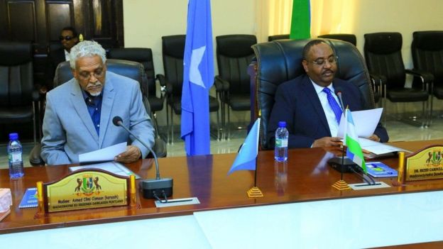 Madaxweyne Siciid Cabdullaahi Deni (midig) iyo ku xigeenkiisa Axmed Karaash (bidix) waxaa la sheegay inuu khilaaf u dhexeeyo