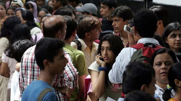 கல்லூரிகளில் மாணவர்கள் செல்போன் பயன்படுத்த விதிக்கப்பட்ட தடை நீக்கம்