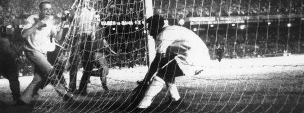 Pele scores his 1,000th goal in 1969