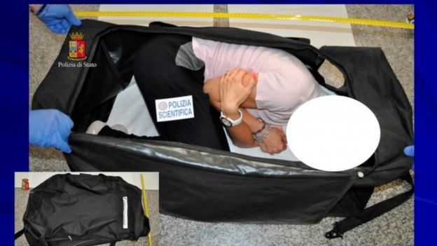A polícia italiana reconstitui a cena dela ser colocada na mala durante o sequestro