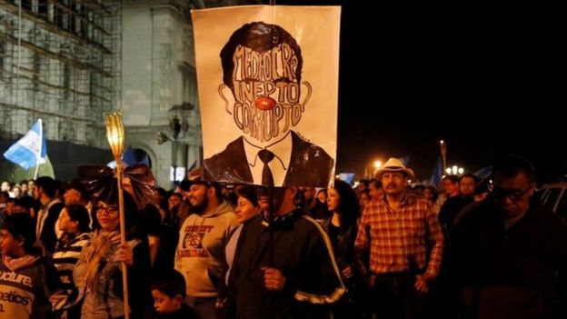 Protesta en Guatemala para pedir la dimisión del presidente Jimmy Morales por su gestión del desastre tras la erupción del Volcán de Fuego.