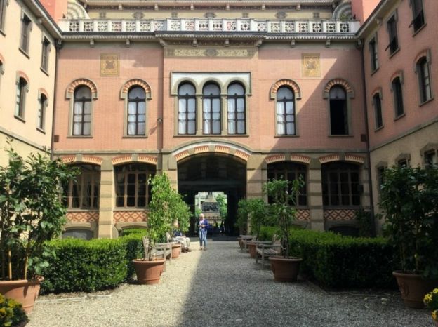 Jardín interior de la Casa de Reposo o Casa Verdi, de Giuseppe Verdi, en Milán, Italia.