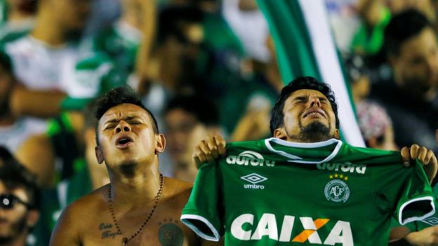 Fanáticos del Chapecoense llorando.