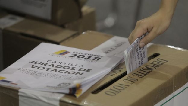 Una urna de votación