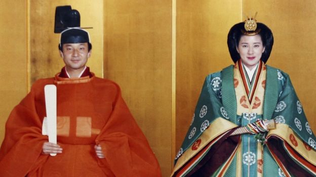 El príncipe Naruhito y la princesa Masako en sus trajes de bodas en 1993.