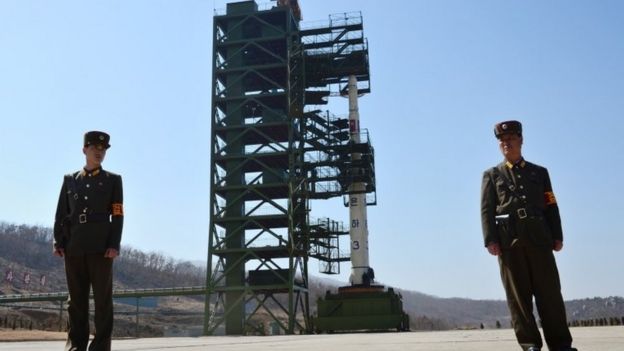 Soldados norcoreanos frente a un cohete Unha-3 en la estación de lanzamientos de satélites Sohae en Tongchang-Ri (2012)