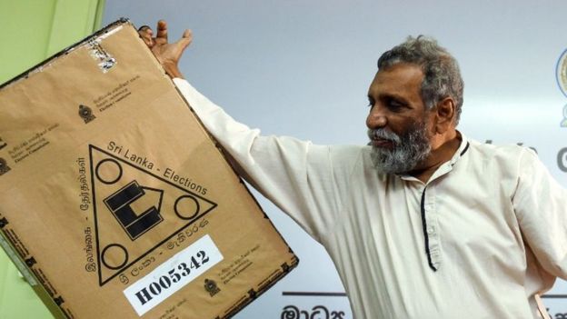 මෙවර ජනාධිපතිවරණය සඳහා යොදා ගැනීමට නියමිත ඡන්ද පෙට්ටියක් ප්රදර්ශනය කරන මැතිවරණ කොමිෂන් සභාවේ සභාපති මහින්ද දේශප්රිය