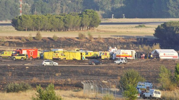 Trabajadores sanitarios en el lugar del accidente aéreo del vuelo de Spanair JK5022 en el aeropuerto de Madrid Barajas.