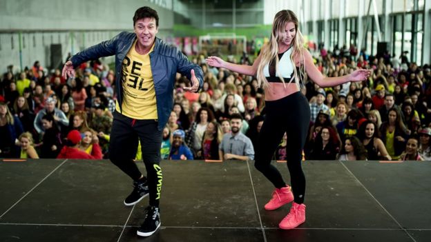 Beto Perez dançando em um evento de Zumba na Espanha