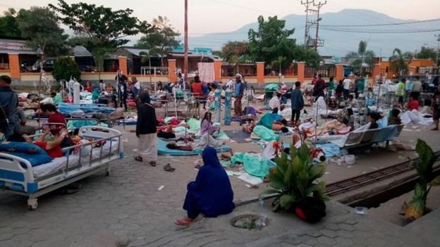 Sejumlah pasien mendapat perawatan di depan Instalasi Gawat Darurat (IGD) RSUD Undata, Palu, Sulawesi Tengah , Sabtu (29/9). Perawatan di luar gedung rumah sakit tersebut untuk mengantisipasi kemungkinan adanya gempa susulan.