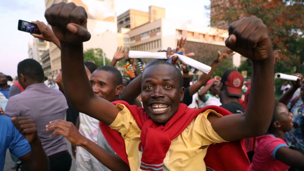 Zimbabweans celebrate after President Robert Mugabe resigns in Harare, Zimbabwe November 21, 2017.