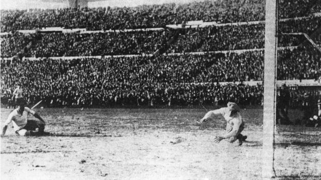 El primer torneo mundial se celebró en Uruguay en 1930.