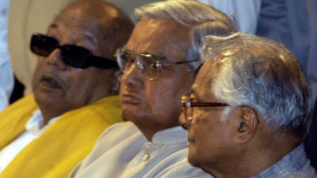 கருணாநிதி வாஜ்பேயியுடன்