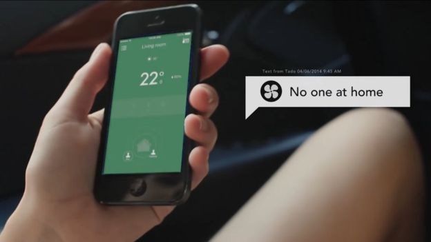 Celular en un mando mostrando el la pantalla la app de la empresa Tado que apaga automáticamente el equipo de aire acondicionado