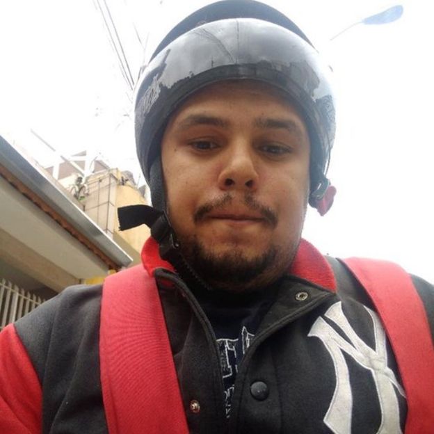 O motoboy Paulo Lima, de capacete, é um dos membros do grupo 'Entregadores Antifascistas', que participado de protestos contra o governo Jair Bolsonaro
