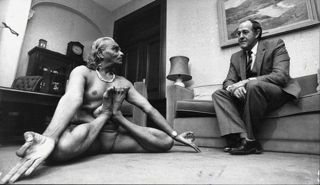 Iyengar con el presidente de la Cámara de los Comunes de Reino Unido
