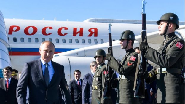 Путин спускается с самолета