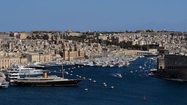 Uma vita geral a partir do Bastião de St Peter,, no porto de Valletta, Malta