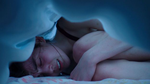 La protagonista llora en su cama. Fotograma.