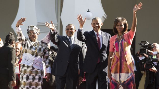 Bw Obama na mkewe Obama na Rais wa wakati huo wa Tanzania Jakaya Kikwetena mkewe Mama Salma Kikwete wakipungia watu mkono ikulu Dar es Salaam Julai 1, 2013