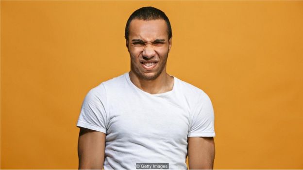 Homem com cara de nojo
