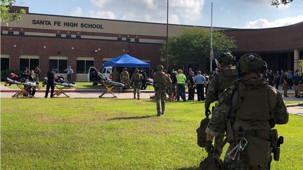 Fuerzas de seguridad en la escuela secundaria de Santa Fe