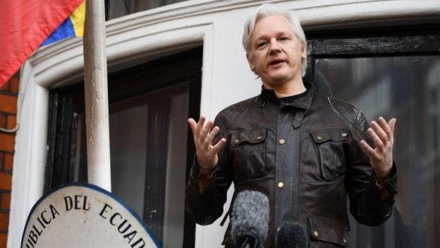 Assange Ekvador Büyükelçiliği'nin balkonundan kimi zaman basına açıklamalarda bulunuyordu