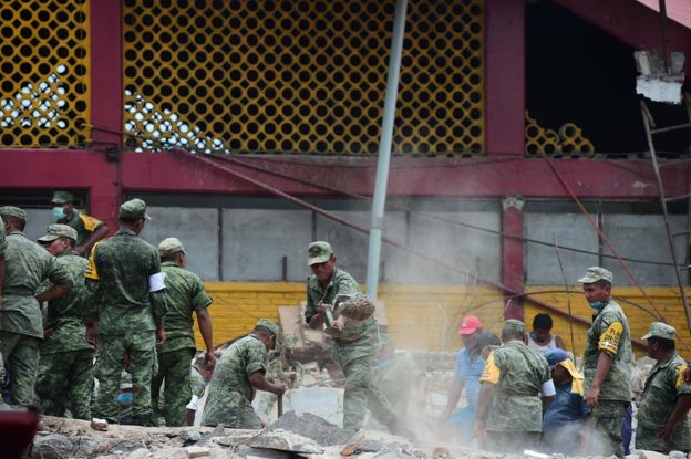 Soldados quitan escombros en Juchitán, Oaxaca, México, una de las localidades más afectadas por el terremoto de magnitud 8,2.
