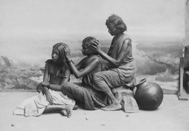 1910இல் மூன்று பெண்கள் ஒருவருக்கொருவர் தலையில் பேன் பார்க்கும் காட்சி.