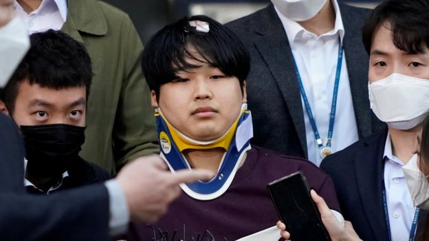 Cho Ju-bin deixando uma delegacia de polícia