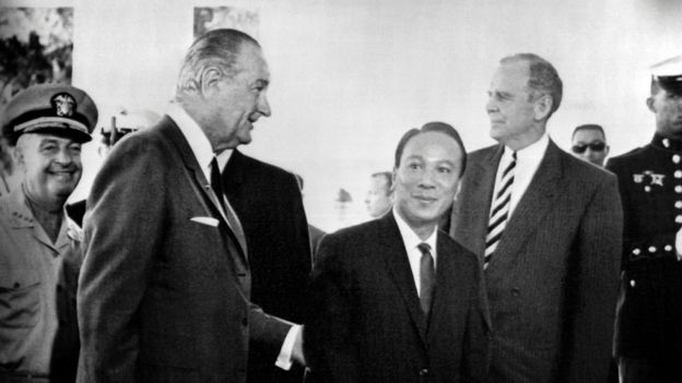 Tổng thống Mỹ Lyndon Johnson và Tổng thống Việt Nam Cộng Hòa Nguyễn Văn Thiệu dự hội nghị Mỹ - Nam Việt Nam tại Honolulu ngày 20/7/1968
