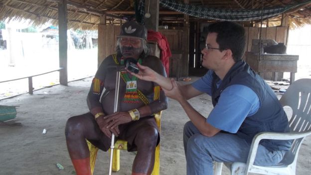 Carvalho entrevistando indígena da etnia Ikpeng