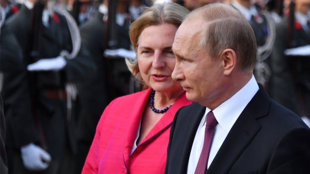 President Vladimir Putin and Austrian Foreign Minister Karin Kneissl take part in a wreath laying ceremony at the Soviet World War II memorial in Vienna, Austria, June 5, 2018