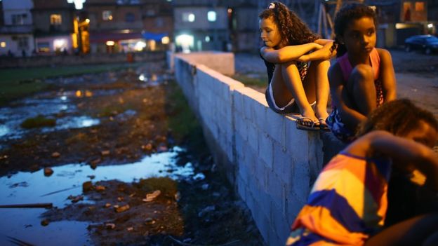 Niñas en un barrio humilde en Brasil