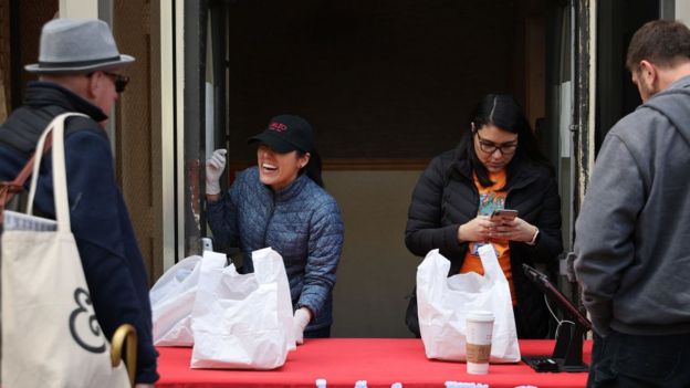 Las personas pueden conseguir porciones de comida en el restaurante de José Andrés en Washington, DC.