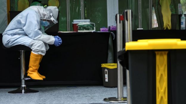 Trabajador sanitario tomando un descanso