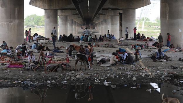 Several hundred migrants were rescued from under a bridge along the Yamuna river in Delhi
