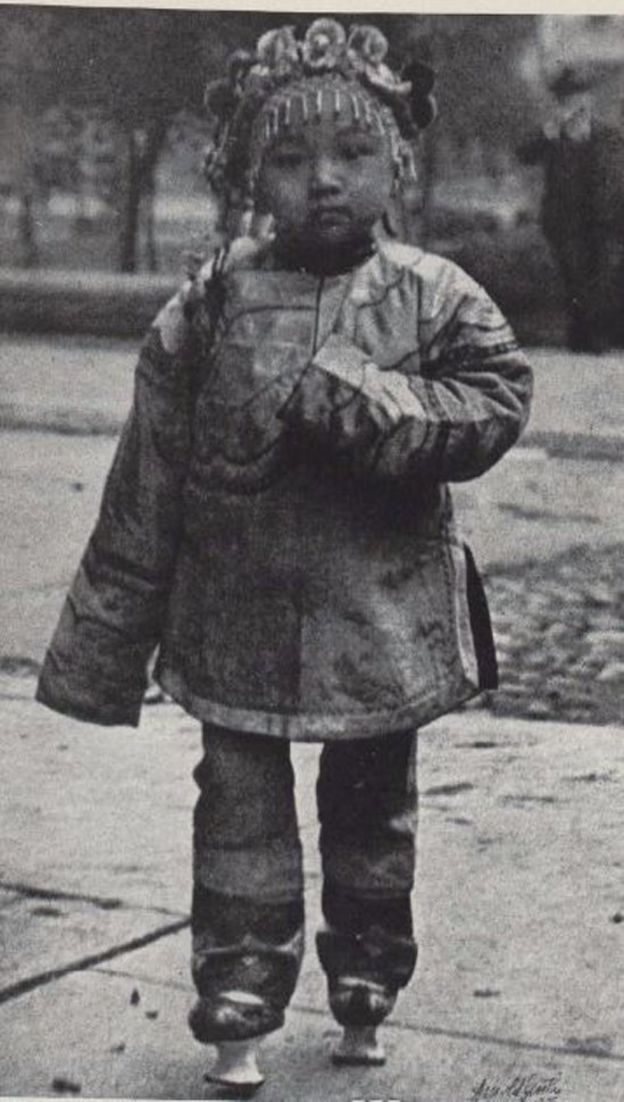 Un niño con un atuendo tradicional