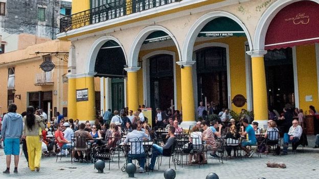 La terraza de un café en Cuba