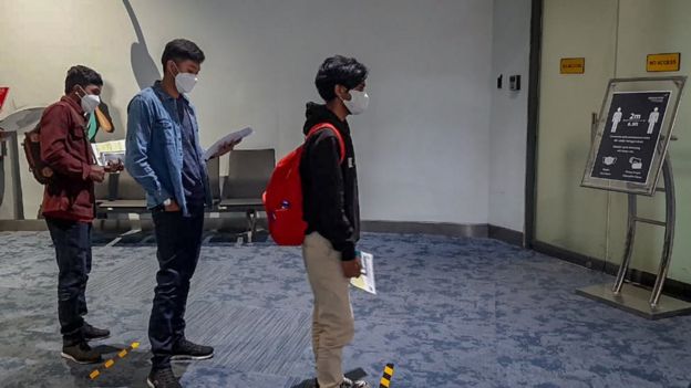 Warga Negara Indonesia (WNI) yang menjadi anak buah kapal (ABK) Long Xing 629 tiba di Terminal 3 Bandara Soekarno Hatta, Tangerang, Banten, Jumat (08/05).