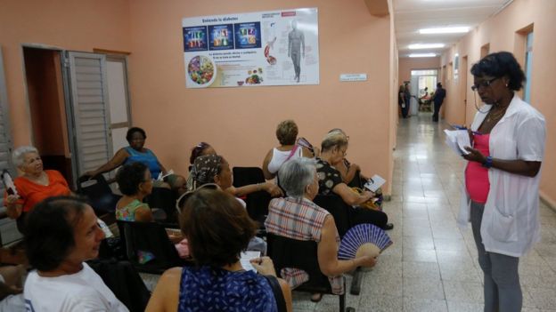 Pacientes aguardam em centro de saÃºde em Havana - a maioria sÃ£o mulheres idosas, sentadas em bancos. SaÃ­da do Mais MÃ©dicos foi anunciada apÃ³s crÃ­ticas do presidente eleito Jair Bolsonaro (PSL).